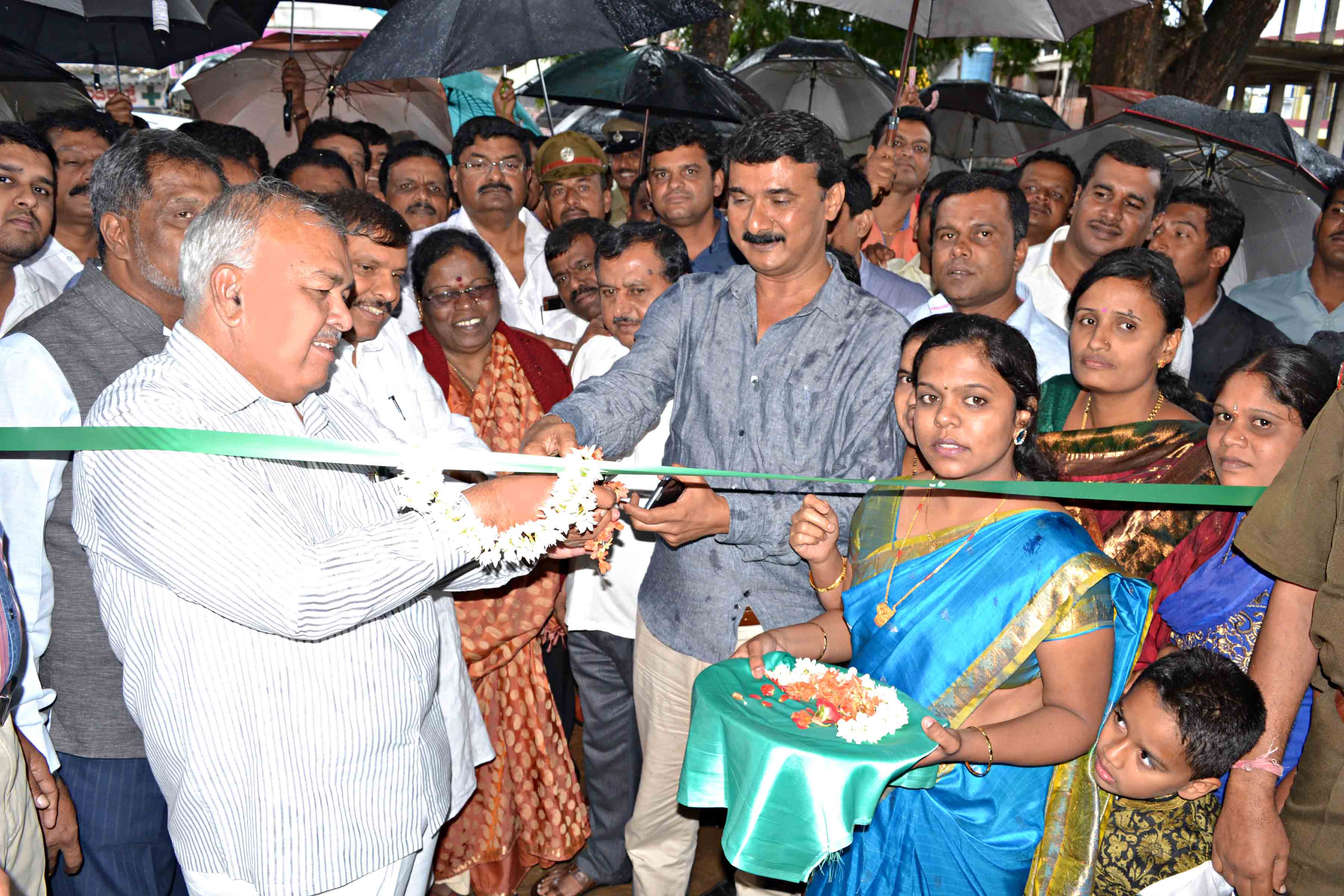 ಸಾರಿಗೆ ಸಚಿವರಿಂದ ನವೀಕೃತ ಬಸ್ ನಿಲ್ದಾಣ ಉದ್ಘಾಟನೆ